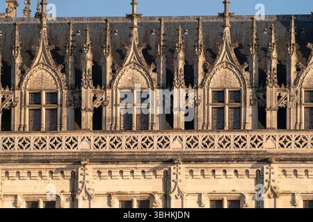 La façade gothique ornée de la chapelle présente des traces de pierre élaborées et des détails architecturaux du Château d'Amboise. Banque D'Images