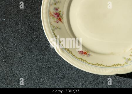 Vue de dessus de l'ancienne plaque. Porcelaine allemande. Vintage vide. Vue de dessus du motif floral Banque D'Images