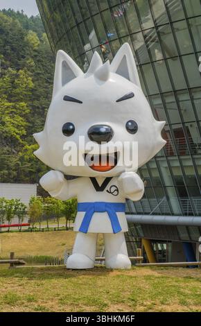 Muju, Corée du Sud. 1er mai 2019 : Statue de la mascotte de Taekwondowon Jin Jin portant un uniforme avec ceinture rouge debout devant l'arène de compétition Banque D'Images
