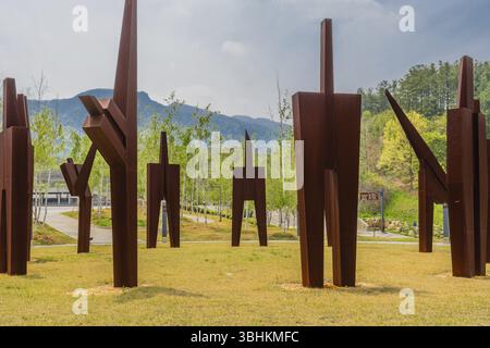 Muju, Corée du Sud. 1er mai 2019 : les statues de fer représentent diverses techniques de taekwondo dans la pelouse au Taekwondowon coréen Banque D'Images