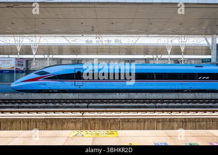 Train à grande vitesse dans une gare. Province de Shaanxi, Chine. Banque D'Images