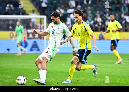 Stockholm, Suède. 10 juin 2025. STOCKHOLM, SUÈDE 20250610Alger Houssem Aouar (à gauche) et Suédois Hjalmar Ekdal en action lors du match amical de football entre la Suède et l'Algérie au Strawberry Arena de Stockholm, Suède, le 9 juin 2025. Crédit : TT News Agency/Alamy Live News Banque D'Images
