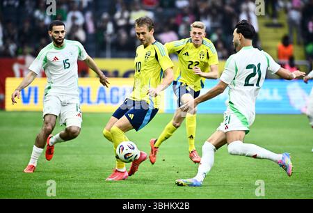 Stockholm, Suède. 10 juin 2025. STOCKHOLM, SUÈDE 20250610Benjamin Nygren (10 ans) de Suède se bat pour le ballon avec l'algérien Ramy Bensebaini (21 ans) lors du match amical de football entre la Suède et l'Algérie au Strawberry Arena de Stockholm, Suède, le 9 juin 2025. Photo : Christine Olsson/TT/Code 10430 crédit : TT News Agency/Alamy Live News Banque D'Images