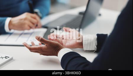 Mains, patient ou médecin avec consultation en clinique pour les antécédents médicaux, rapport de santé ou bilan de santé. Soins de santé, rendez-vous ou personnes avec remplissage Banque D'Images