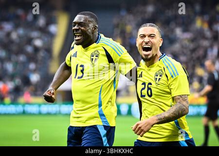 Stockholm, Suède. 10 juin 2025. STOCKHOLM, SUÈDE 20250610Le suédois Ken Sema (à gauche) célèbre avec Jordan Larsson après avoir marqué le but d'ouverture lors du match amical de football entre la Suède et l'Algérie au Strawberry Arena de Stockholm, en Suède, le 9 juin 2025. Photo : Christine Olsson/TT/Code 10430 crédit : TT News Agency/Alamy Live News Banque D'Images