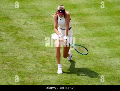 LONDRES, ROYAUME-UNI, 10 juin : Katie Boulter (GBR) en action lors du tirage principal des célibataires féminins de la WTA Round 1 contre Ajla Tomljanovic (AUS) le jour 2 des Championnats HSBC 2025 au Queen's Club le mardi 10 juin 2025 à LONDRES, ROYAUME-UNI. Crédit : Taka Wu/Alamy Live News Banque D'Images