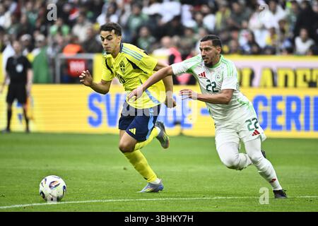 Stockholm, Suède. 10 juin 2025. STOCKHOLM, SUÈDE 20250610Le suédois Yasin Ayari (à gauche) et l'algérien Ismaël Bennacer en action lors du match amical de football entre la Suède et l'Algérie au Strawberry Arena de Stockholm, en Suède, le 9 juin 2025. Photo : Christine Olsson/TT/Code 10430 crédit : TT News Agency/Alamy Live News Banque D'Images