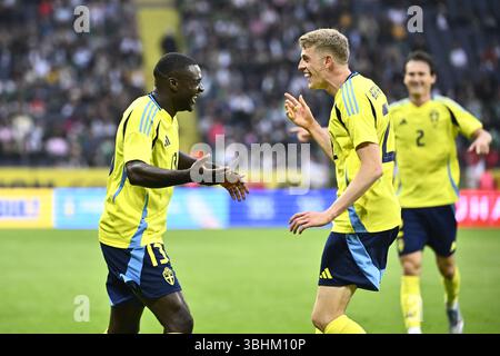 Stockholm, Suède. 10 juin 2025. STOCKHOLM, SUÈDE 20250610Le suédois Ken Sema (à gauche) célèbre avec Alexander Bernhardsson après avoir marqué 2-0 points lors du match amical de football entre la Suède et l'Algérie au Strawberry Arena de Stockholm, en Suède, le 9 juin 2025. Photo : Christine Olsson/TT/Code 10430 crédit : TT News Agency/Alamy Live News Banque D'Images
