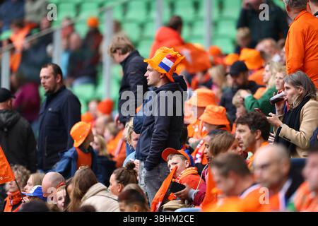 Groningen, pays-Bas. 10 juin 2025. GRONINGEN, 10-06-2025, Euroborg Stadium, European Qualifiers Football, saison 2024/2025. Match entre les pays-Bas et Malte . Fans des pays-Bas crédit : Pro Shots/Alamy Live News Banque D'Images