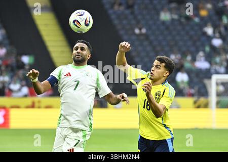Stockholm, Suède. 10 juin 2025. STOCKHOLM, SUÈDE 20250610L'algérien Riyad Mahrez (à gauche) et le suédois Yasin Ayari en action lors du match amical de football entre la Suède et l'Algérie au Strawberry Arena de Stockholm, en Suède, le 9 juin 2025. Photo : Christine Olsson/TT/Code 10430 crédit : TT News Agency/Alamy Live News Banque D'Images