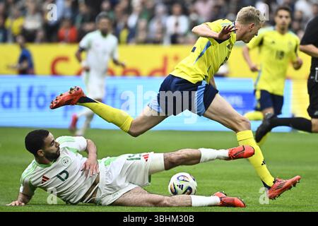 Stockholm, Suède. 10 juin 2025. STOCKHOLM, SUÈDE 20250610L'algérienne Rayan ait Nouri (à gauche) et le suédois Alexander Bernhardsson lors du match amical de football entre la Suède et l'Algérie au Strawberry Arena de Stockholm, en Suède, le 9 juin 2025. Photo : Christine Olsson/TT/Code 10430 crédit : TT News Agency/Alamy Live News Banque D'Images
