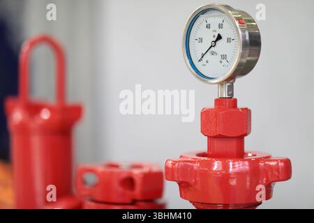 Gros plan du manomètre dans le système d'extinction d'incendie industriel automatique. Mise au point sélective. Banque D'Images