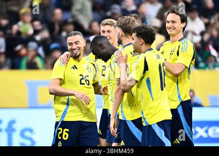 Stockholm, Suède. 10 juin 2025. STOCKHOLM, SUÈDE 20250610Le suédois Ken Sema célèbre son but de 3-0 avec ses coéquipiers lors du match amical de football entre la Suède et l'Algérie au Strawberry Arena de Stockholm, en Suède, le 9 juin 2025. Photo : Christine Olsson/TT/Code 10430 crédit : TT News Agency/Alamy Live News Banque D'Images