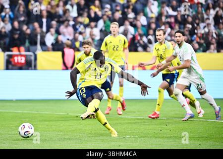 Stockholm, Suède. 10 juin 2025. STOCKHOLM, SUÈDE 20250610Le Suédois Ken Sema marque 3-0 sur penalty lors du match amical de football entre la Suède et l'Algérie au Strawberry Arena de Stockholm, en Suède, le 9 juin 2025. Photo : Christine Olsson/TT/Code 10430 crédit : TT News Agency/Alamy Live News Banque D'Images