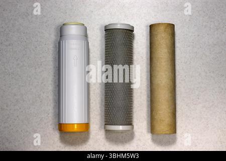 Image de trois filtres correspondant aux trois étapes de la purification de l'eau domestique. Banque D'Images