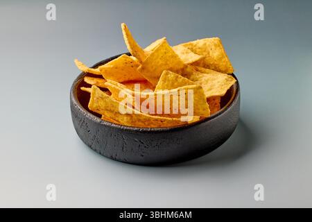bol de tortilla bande nachos chips isolé sur fond gris Banque D'Images