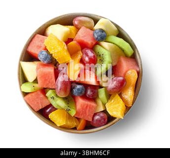 bol de salade de fruits frais isolé sur fond blanc, vue de dessus Banque D'Images
