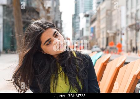 portrait d'une jeune femme assise sur la rue de la ville se sentant triste bouleversée Banque D'Images