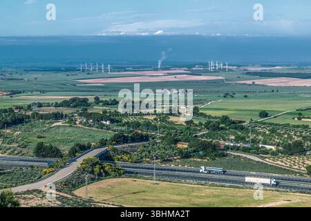 Vue panoramique des champs et des routes de la Mancha dans la ville Chinchilla de Montearagon, province d'Albacete, Castille la Manche, Espagne, Europe. Banque D'Images