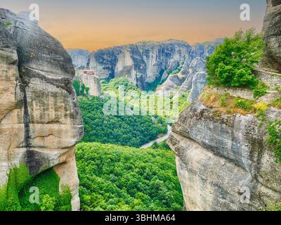 MÉTÉORES, GRÈCE - 11 MAI 2025 - les monastères rocheux des Météores brillent sous la lumière dorée du coucher du soleil, révélant un paysage spectaculaire niché au milieu des plus limpides Banque D'Images