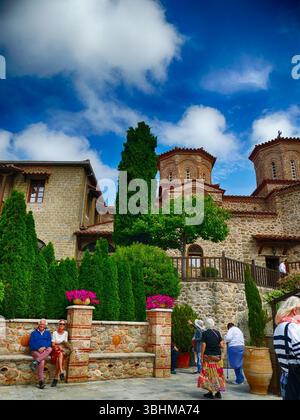MÉTÉORES, GRÈCE - 11 MAI 2025 - les touristes apprécient l'atmosphère paisible du monastère Saint Naum sur les rives du lac Ohrid, un monde de l'UNESCO Banque D'Images