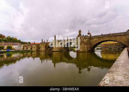 Wurzburg, Allemagne - 08 octobre 2024 : vue de l'Alte Mainbrücke (Vieux pont principal), avec les habitants et les visiteurs, à Wurzburg, Bavière, Allemagne Banque D'Images