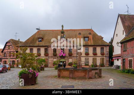 Bergheim, France - 02 octobre 2024 : vue sur la place de la Mairie, à Bergheim, Haut-Rhin, Alsace, France Banque D'Images