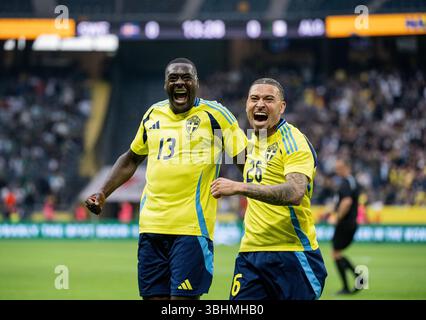 Stockholm, Suède. 10 juin 2025. STOCKHOLM, SUÈDE 20250610Le suédois Ken Sema (à gauche) célèbre avec Jordan Larsson après avoir marqué 1-0 points lors du match amical entre la Suède et l'Algérie au Strawberry Arena de Stockholm, Suède, le 10 juin 2025 photo : Christine Olsson/TT/Code 10430 crédit : TT News Agency/Alamy Live News Banque D'Images