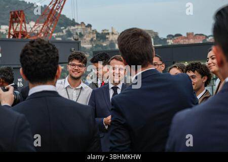 Nice, France, France. 9 juin 2025. EMMANUEL MACRON, PRÉSIDENT DE LA FRANCE, cline un clin d'œil à la caméra alors qu'il se tient debout avec ses partisans après avoir parlé à la presse le premier jour de l'ONU3 à Nice, alors que des rires et des acclamations éclatent derrière lui dans un moment de légèreté. (Crédit image : © Bianca Otero/ZUMA Press Wire) USAGE ÉDITORIAL SEULEMENT ! Non destiné à UN USAGE commercial ! Banque D'Images