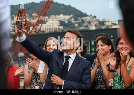 Nice, France, France. 9 juin 2025. EMMANUEL MACRON, PRÉSIDENT DE LA FRANCE, prend un selfie avec ses partisans après avoir parlé à la presse le premier jour de l’ONU3 à Nice, alors que des rires et des acclamations éclatent derrière lui dans un moment de lumière. (Crédit image : © Bianca Otero/ZUMA Press Wire) USAGE ÉDITORIAL SEULEMENT ! Non destiné à UN USAGE commercial ! Banque D'Images