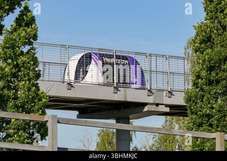 Londres, Angleterre, Royaume-Uni - 20 mai 2025 : transport sur le service de navette sans conducteur entre le terminal 5 et un parking de l'aéroport de Londres Heathrow Banque D'Images