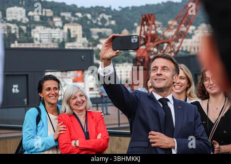 Nice, France, France. 9 juin 2025. EMMANUEL MACRON, PRÉSIDENT DE LA FRANCE, prend un selfie avec ses partisans après avoir parlé à la presse le premier jour de l’ONU3 à Nice, alors que des rires et des acclamations éclatent derrière lui dans un moment de lumière. (Crédit image : © Bianca Otero/ZUMA Press Wire) USAGE ÉDITORIAL SEULEMENT ! Non destiné à UN USAGE commercial ! Banque D'Images