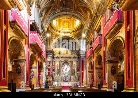 Jerez de la Frontera, Cadix - Espagne - 2024 : vue intérieure de la Basilique del Carmen avec un grand autel aux détails dorés et un plafond complexe Banque D'Images
