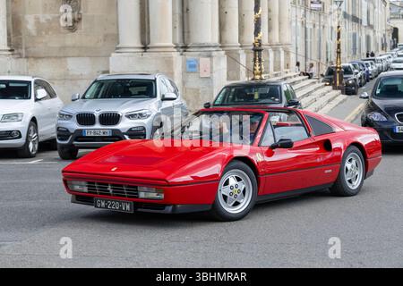 France, Nancy - vue sur une Ferrari 328 GTS rouge conduisant dans une rue. Banque D'Images