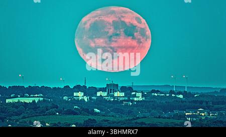 Glasgow, Écosse, Royaume-Uni. 10 juin 2025. Météo britannique : la lune de fraise se lève sur East Kilbride et le château d'eau de greenhills au sud de la ville alors que le temps d'été réapparaît. Arrêt lunaire majeur également connu sous le nom de lunistice qui se produit tous les 18 ans donnant une illusion d'une plus grande taille dans le ciel méridional. Crédit Gerard Ferry/Alamy Live News Banque D'Images
