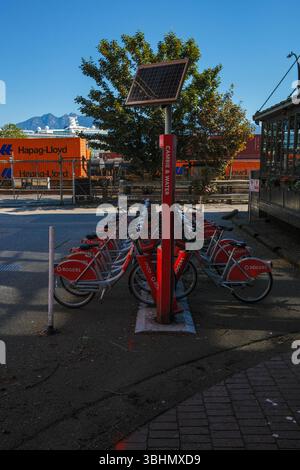 Une rangée de vélos communautaires en bas de la rue Water à Gastown, Vancouver, C.-B. Banque D'Images