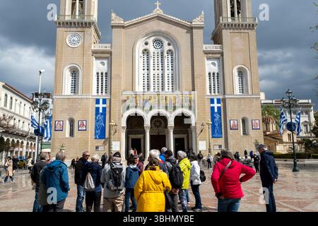 Les touristes se rassemblent devant la Sainte Église métropolitaine de l'Annonciation à la Vierge Marie dans le centre d'Athènes, en Grèce. Banque D'Images