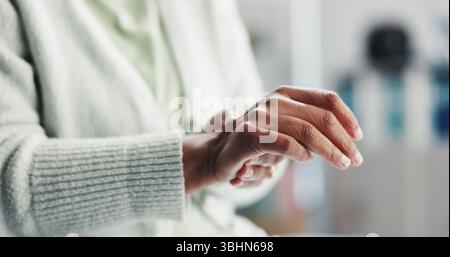 Personne âgée, douleurs aux mains ou au poignet avec blessure pour tension musculaire ou arthrite à l'examen de l'hôpital. Gros plan, personne âgée et patient avec mal au bras, articulation Banque D'Images