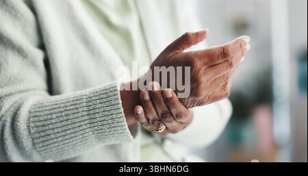 Personne âgée, douleurs aux mains ou au poignet avec blessure pour tension musculaire ou arthrite à l'hôpital. Gros plan, senior et patient avec mal au bras, articulation Banque D'Images