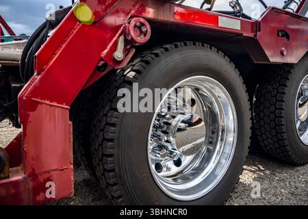 Big Rig semi-camion et remorques roues avec des pneus avec de larges pneus de bande de roulement pour une meilleure traction sur la surface de la route monté sur des jantes chromées aide ыуьш truc Banque D'Images