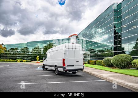 Mini fourgonnette commerciale compacte blanche populaire de qualité industrielle pour une utilisation pour les petites entreprises et les livraisons locales faisant la livraison à long business bui Banque D'Images