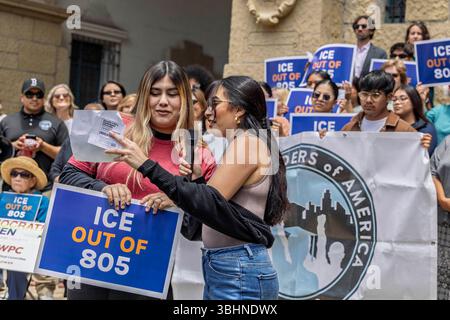 Santa Barbara répond à l'escalade des raids fédéraux de l'immigration, au déploiement de troupes de la Garde nationale lors de manifestations pacifiques à Los Angeles et à l'activité confirmée de LA GLACE dans les comtés de Ventura, Santa Barbara et San Luis Obispo par une conférence de presse et un rassemblement au palais de justice du comté de Santa Barbara, Santa Barbara, CALIFORNIE, le 10 juin 2025. (Photo de Rod Rolle/Sipa USA) crédit : Sipa USA/Alamy Live News Banque D'Images