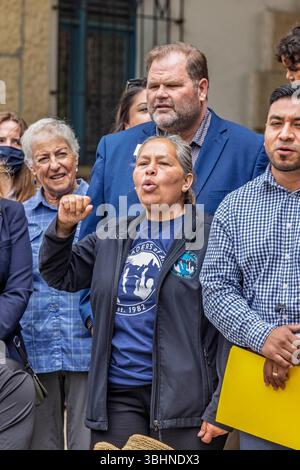 Santa Barbara répond à l'escalade des raids fédéraux de l'immigration, au déploiement de troupes de la Garde nationale lors de manifestations pacifiques à Los Angeles et à l'activité confirmée de LA GLACE dans les comtés de Ventura, Santa Barbara et San Luis Obispo par une conférence de presse et un rassemblement au palais de justice du comté de Santa Barbara, Santa Barbara, CALIFORNIE, le 10 juin 2025. (Photo de Rod Rolle/Sipa USA) crédit : Sipa USA/Alamy Live News Banque D'Images