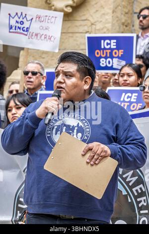 Santa Barbara répond à l'escalade des raids fédéraux de l'immigration, au déploiement de troupes de la Garde nationale lors de manifestations pacifiques à Los Angeles et à l'activité confirmée de LA GLACE dans les comtés de Ventura, Santa Barbara et San Luis Obispo par une conférence de presse et un rassemblement au palais de justice du comté de Santa Barbara, Santa Barbara, CALIFORNIE, le 10 juin 2025. (Photo de Rod Rolle/Sipa USA) crédit : Sipa USA/Alamy Live News Banque D'Images