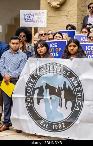 Santa Barbara répond à l'escalade des raids fédéraux de l'immigration, au déploiement de troupes de la Garde nationale lors de manifestations pacifiques à Los Angeles et à l'activité confirmée de LA GLACE dans les comtés de Ventura, Santa Barbara et San Luis Obispo par une conférence de presse et un rassemblement au palais de justice du comté de Santa Barbara, Santa Barbara, CALIFORNIE, le 10 juin 2025. (Photo de Rod Rolle/Sipa USA) crédit : Sipa USA/Alamy Live News Banque D'Images