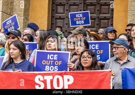 Santa Barbara répond à l'escalade des raids fédéraux de l'immigration, au déploiement de troupes de la Garde nationale lors de manifestations pacifiques à Los Angeles et à l'activité confirmée de LA GLACE dans les comtés de Ventura, Santa Barbara et San Luis Obispo par une conférence de presse et un rassemblement au palais de justice du comté de Santa Barbara, Santa Barbara, CALIFORNIE, le 10 juin 2025. (Photo de Rod Rolle/Sipa USA) crédit : Sipa USA/Alamy Live News Banque D'Images