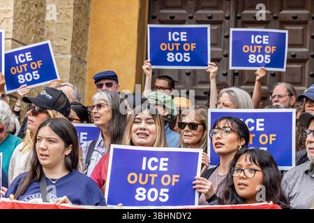 Santa Barbara répond à l'escalade des raids fédéraux de l'immigration, au déploiement de troupes de la Garde nationale lors de manifestations pacifiques à Los Angeles et à l'activité confirmée de LA GLACE dans les comtés de Ventura, Santa Barbara et San Luis Obispo par une conférence de presse et un rassemblement au palais de justice du comté de Santa Barbara, Santa Barbara, CALIFORNIE, le 10 juin 2025. (Photo de Rod Rolle/Sipa USA) crédit : Sipa USA/Alamy Live News Banque D'Images