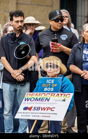 Santa Barbara répond à l'escalade des raids fédéraux de l'immigration, au déploiement de troupes de la Garde nationale lors de manifestations pacifiques à Los Angeles et à l'activité confirmée de LA GLACE dans les comtés de Ventura, Santa Barbara et San Luis Obispo par une conférence de presse et un rassemblement au palais de justice du comté de Santa Barbara, Santa Barbara, CALIFORNIE, le 10 juin 2025. (Photo de Rod Rolle/Sipa USA) crédit : Sipa USA/Alamy Live News Banque D'Images