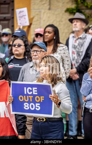 Santa Barbara répond à l'escalade des raids fédéraux de l'immigration, au déploiement de troupes de la Garde nationale lors de manifestations pacifiques à Los Angeles et à l'activité confirmée de LA GLACE dans les comtés de Ventura, Santa Barbara et San Luis Obispo par une conférence de presse et un rassemblement au palais de justice du comté de Santa Barbara, Santa Barbara, CALIFORNIE, le 10 juin 2025. (Photo de Rod Rolle/Sipa USA) crédit : Sipa USA/Alamy Live News Banque D'Images