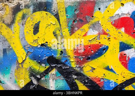 mur peint au pistolet texturé abstrait. fond de mur de graffiti coloré. Banque D'Images